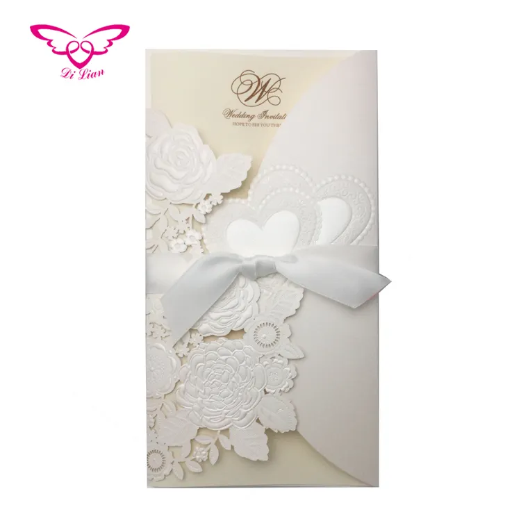 Elegante estampado de flor y dulce amor corazones tarjeta de invitación