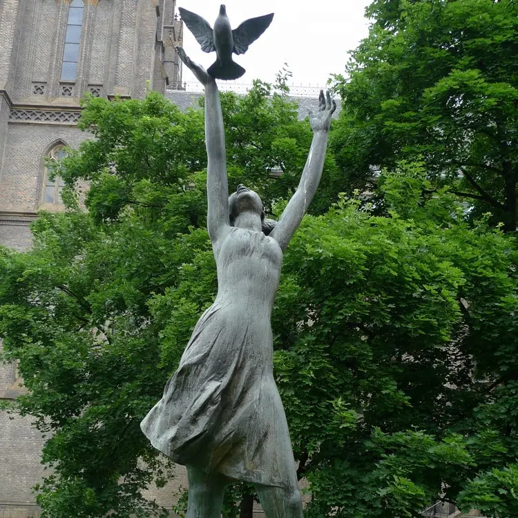 Sculpture de colombe volante en Bronze pour fille, faite à la main
