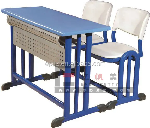 モダンな学校の机と椅子に取り付けられた学校の机