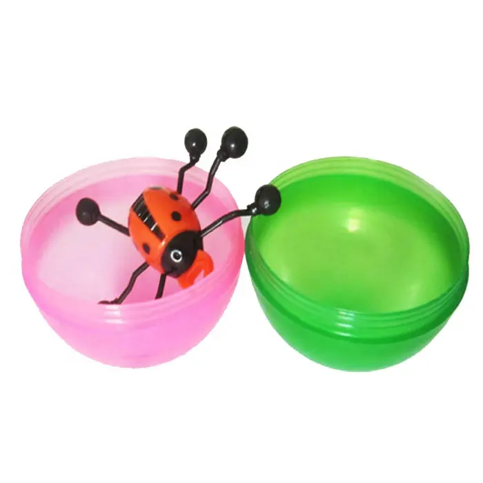 Sfera di plastica con insetto giocattoli all'interno