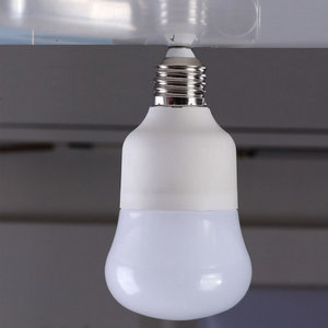 厂家直销大功率高流明塑料铝 <span class=keywords><strong>led</strong></span> 球泡灯节能 <span class=keywords><strong>Led</strong></span> 灯泡 E27175-265v