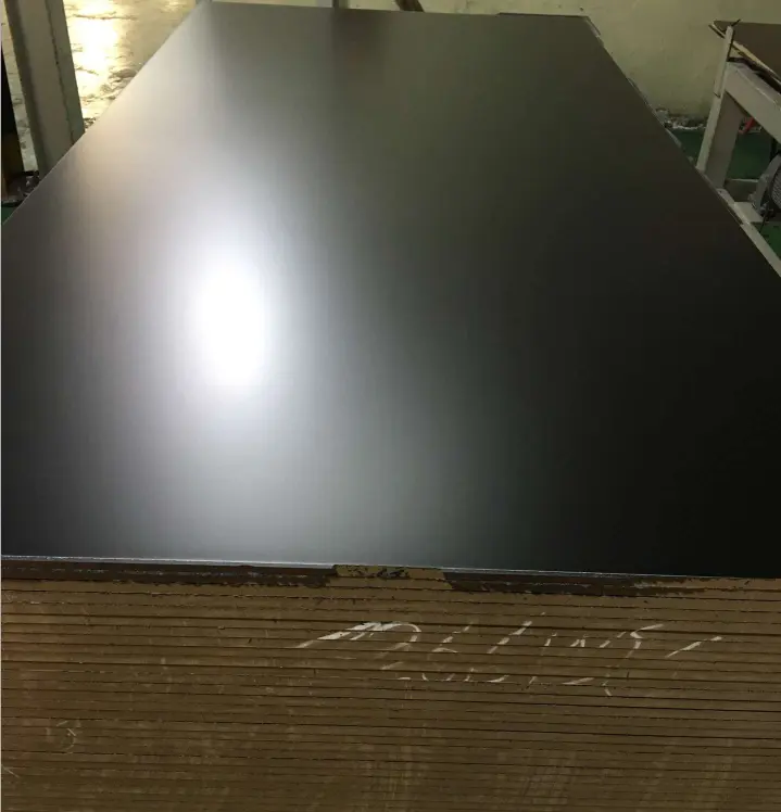 Tablero de mdf laminado de melamina con acabado mate de color negro