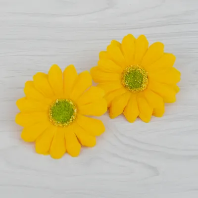 La fleur de savon artificielle tournesol décore le panier pour envoyer un cadeau à l'enseignant que la boîte en Carton doré est écologique