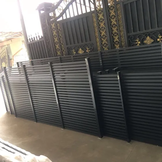 Özelleştirilmiş dekoratif avlu giriş yüksek kaliteli yatay alüminyum çıta çit