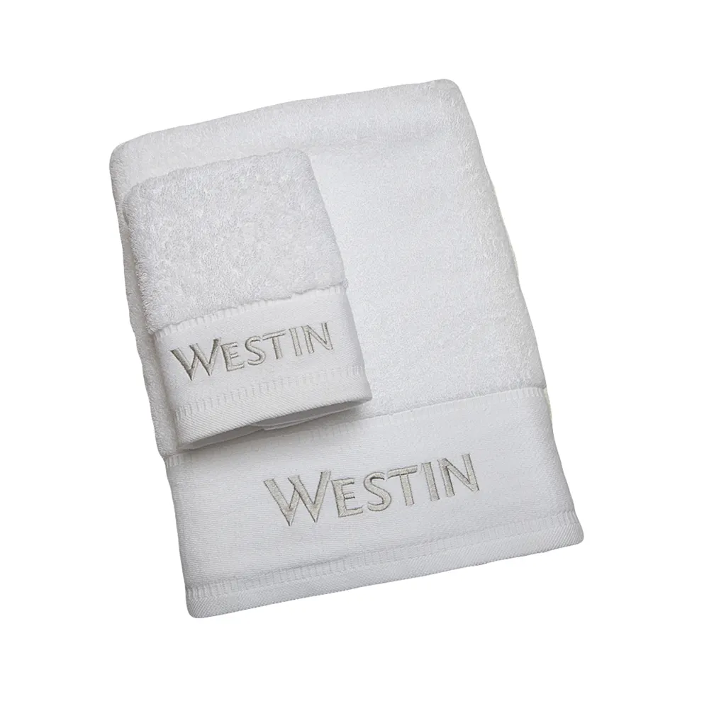Белые полотенца с логотипом для отеля