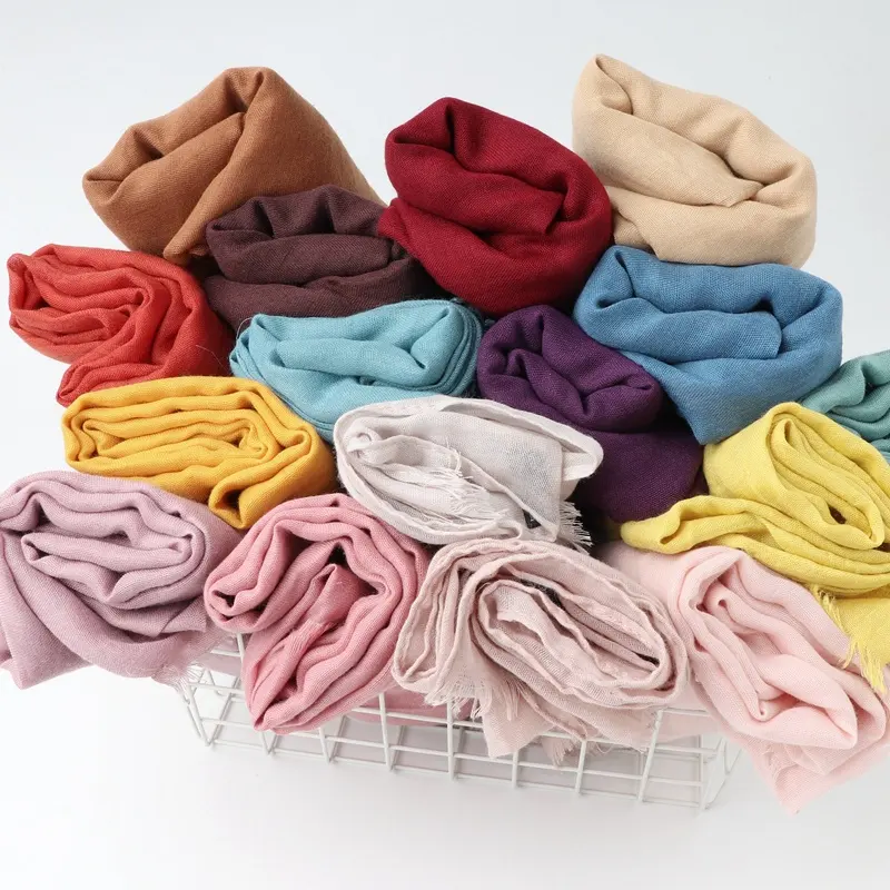 Women latest hijab designs 24 colors hijabs shawls long muslim frayed cotton viscose blend plain voile hijab