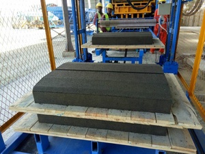 Siemens PLC-gesteuerte <span class=keywords><strong>QT12</strong></span>-15C automatische Pflasterblock-Herstellungs maschine für Zement-Ziegel-Produktions linie Beton-Bordstein-Einheit