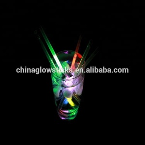 批发发光吸管酒吧派对用品饮用吸管在暗光棒吸管中发光