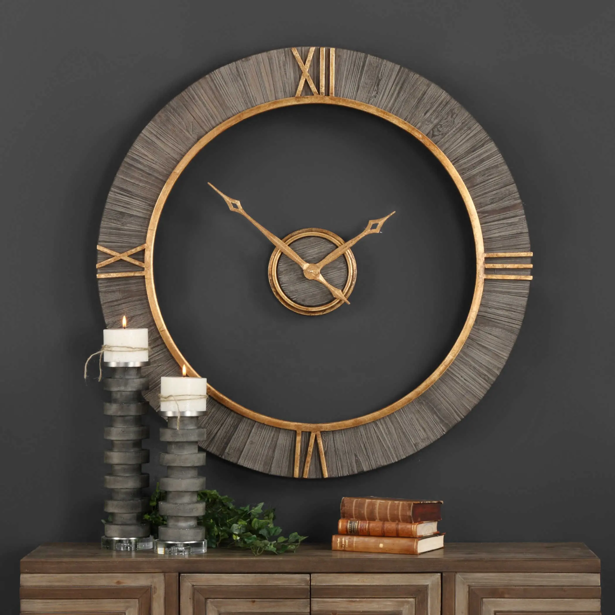 Reloj de pared con esfera central flotante con borde de madera gris creativo gigante con números romanos de Metal dorado