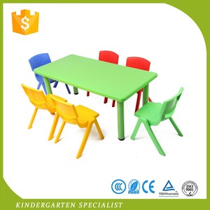 子供たちは幼稚園の子供たちのテーブルと子供たちのプラスチック製の椅子の木を勉強します