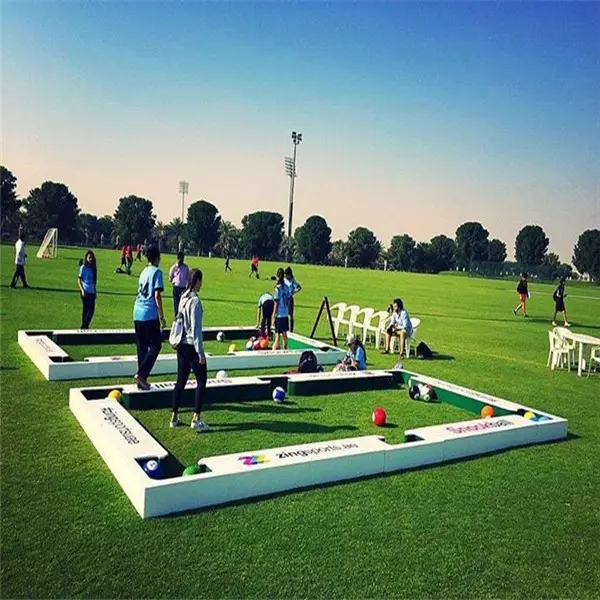 Nouvel équipement de divertissement d'une superficie de 15 mètres carrés, petit terrain de football sur une énorme table de billard
