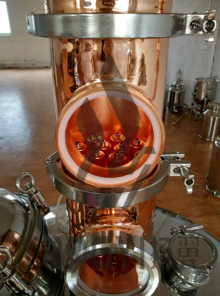 Di rame di alta qualità commerciale alcol distillazione colonna distillatore con serbatoio in acciaio inox