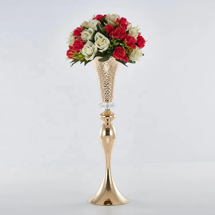 Металлическая ваза большого диаметра золотого цвета для свадебного декора