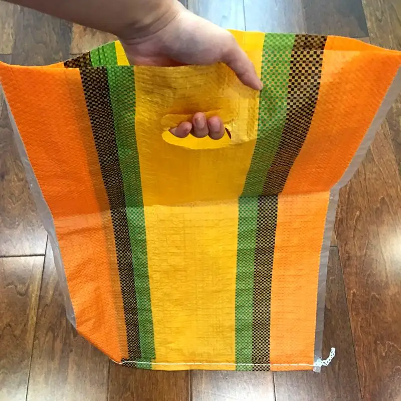 Prix usine sacs à provisions tissés en plastique laminé multicolore pp, sac en raphia avec poignées de coupe/poinçonnage exportation au Vietnam