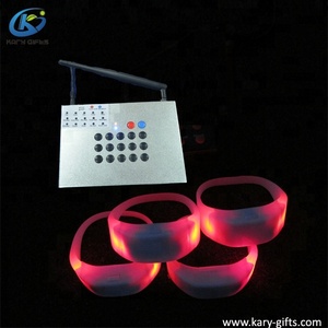 Weihnachten Custom Flash ing Light Up Fern gesteuertes <span class=keywords><strong>LED</strong></span>-Armband