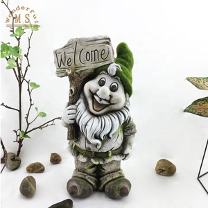 庭院灯站设计树脂花园小矮人，春天花园装饰gnome，太阳能灯园林景观矮雕像