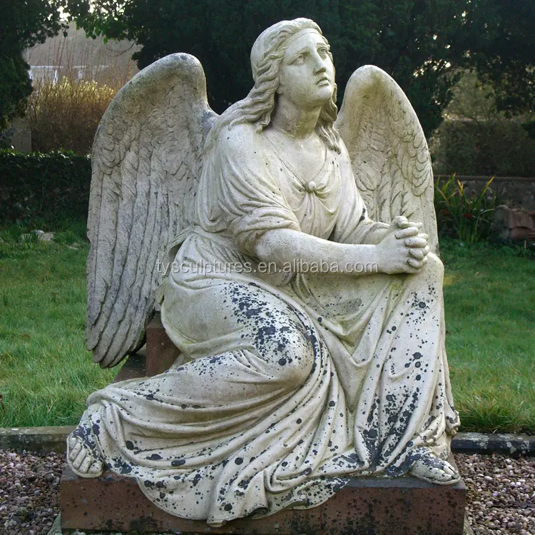 Statua di angelo femminile di pietra antica del giardino di marmo di seduta all'aperto