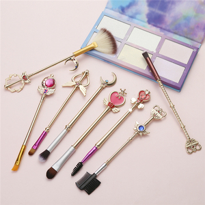 2019新しいプロフェッショナルメイクアップブラシアイシャドウファンデーションブラッシュコスメティックブラシセットキットツールセーラームーン8個メイクアップブラシ