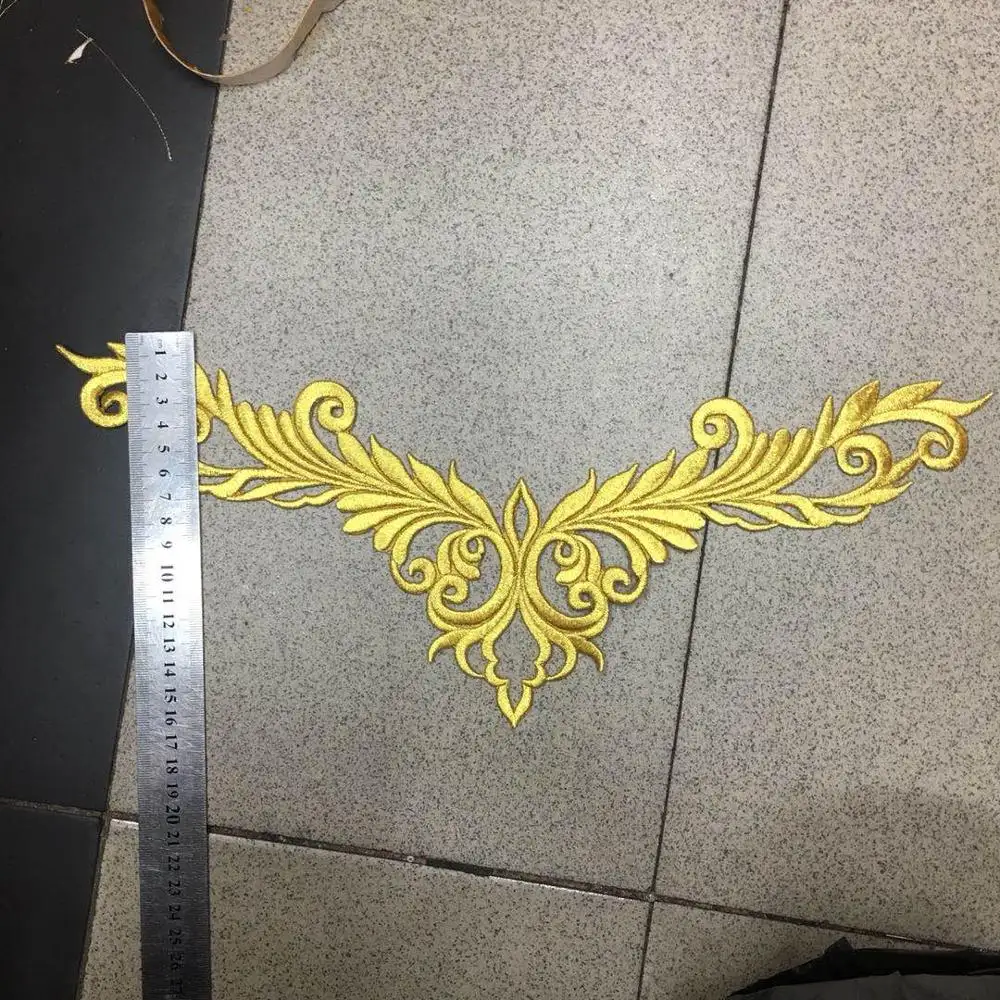 Parche bordado con apliques de hierro sobre diseño de remolino abstracto dorado