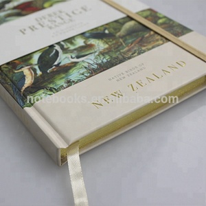 Cuaderno de escritura de papel impreso personalizado promocional con borde dorado y banda para el vientre