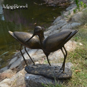 庭の装飾的な鋳鉄沿岸鳥の彫刻のためのサンドパイパー鳥の像のペア - Product Image 2