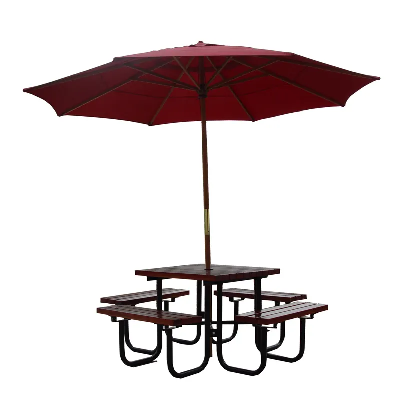 Di legno tavolo da picnic con ombrello
