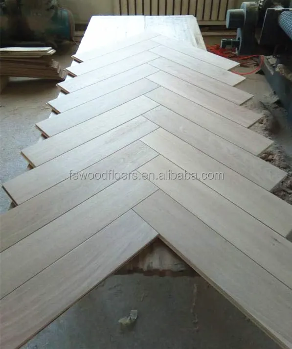Необработанный деревянный пол из древесины дуба в елочку