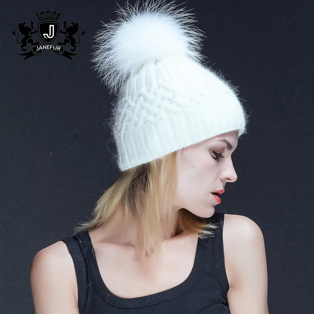 Chapéu branco liso feminino de tricô com pom de pelo de guaxinim