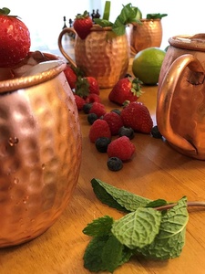 Pure 100% Solid Hammered Moscow Mule Copper MugsのSet 4、16オンス450ミリリットルCopper Cups For Icy Cold <span class=keywords><strong>Cocktails</strong></span>