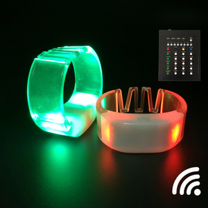 ホットセールカスタム点滅リモートLEDブレスレットコントロールDMXLEDライトリストバンドDMXラジオコントロール