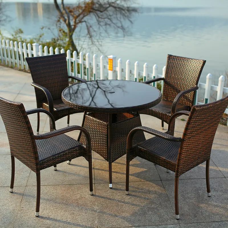 Standard europeo patio esterno di vimini tavoli e rattan stazione di sedie impilabili set di vetro
