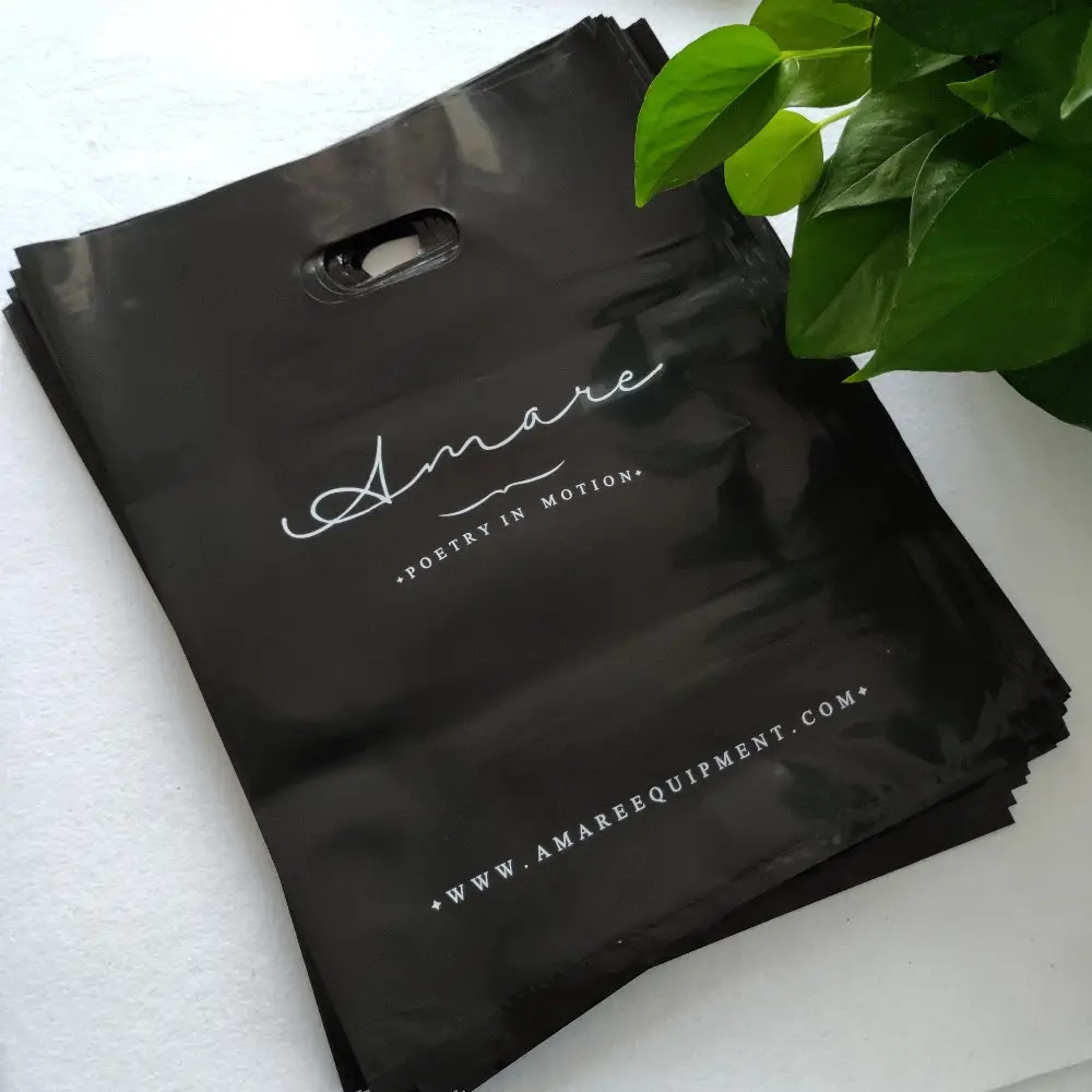 Sac à provisions en plastique noir imprimé logo personnalisé de haute qualité pour vêtements