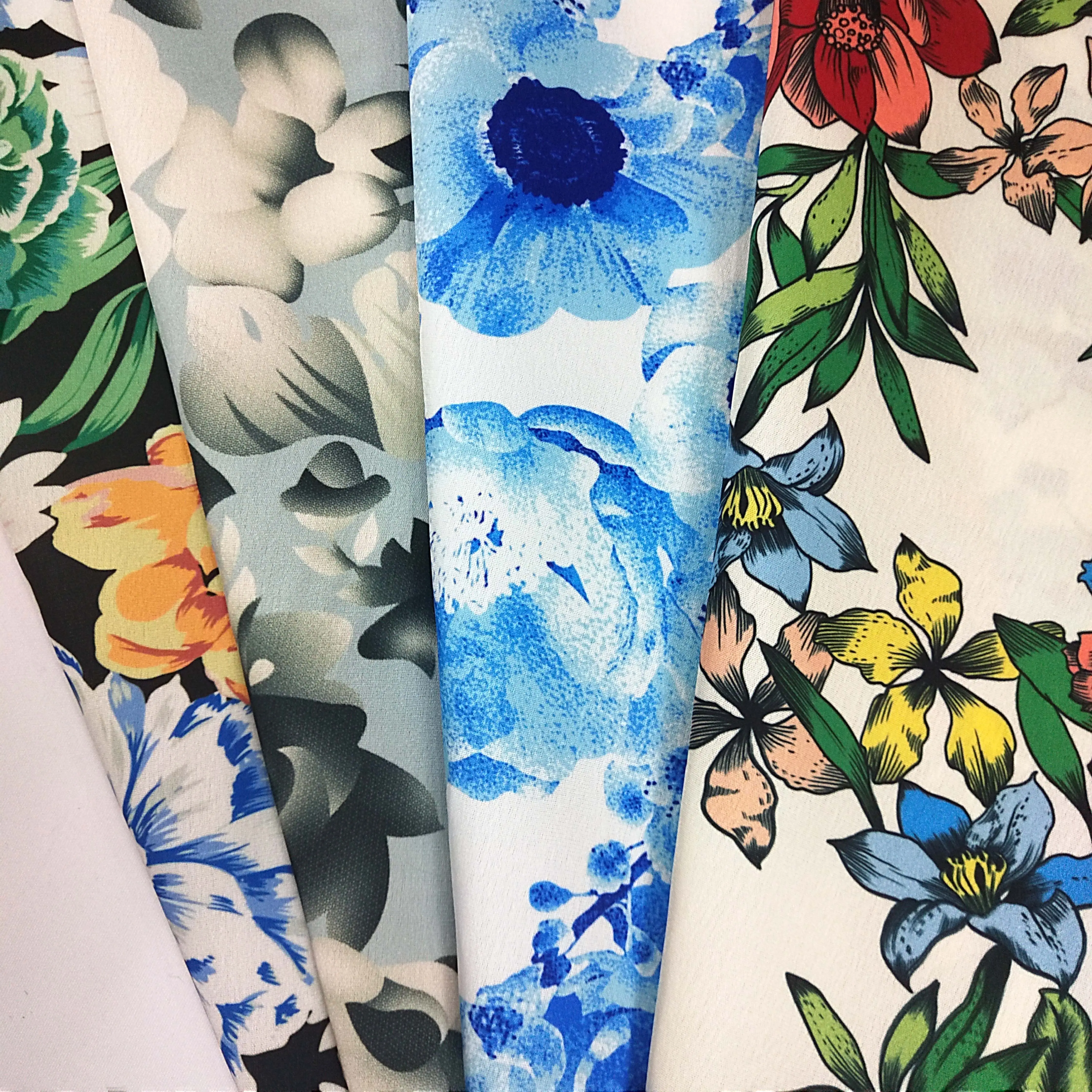 Tessuto in raso di fiori in poliestere acetato con stampa digitale di design personalizzato per abito da donna