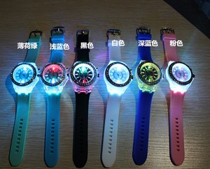 Dropshipping נחמד led ז 'נבה פלטינום ריינסטון סיליקון שעונים
