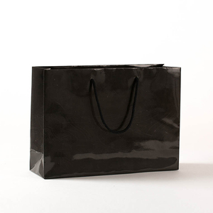 Sacos para presente de papel charmoso luxuosos, bolsa de papel preta brilhante com alça