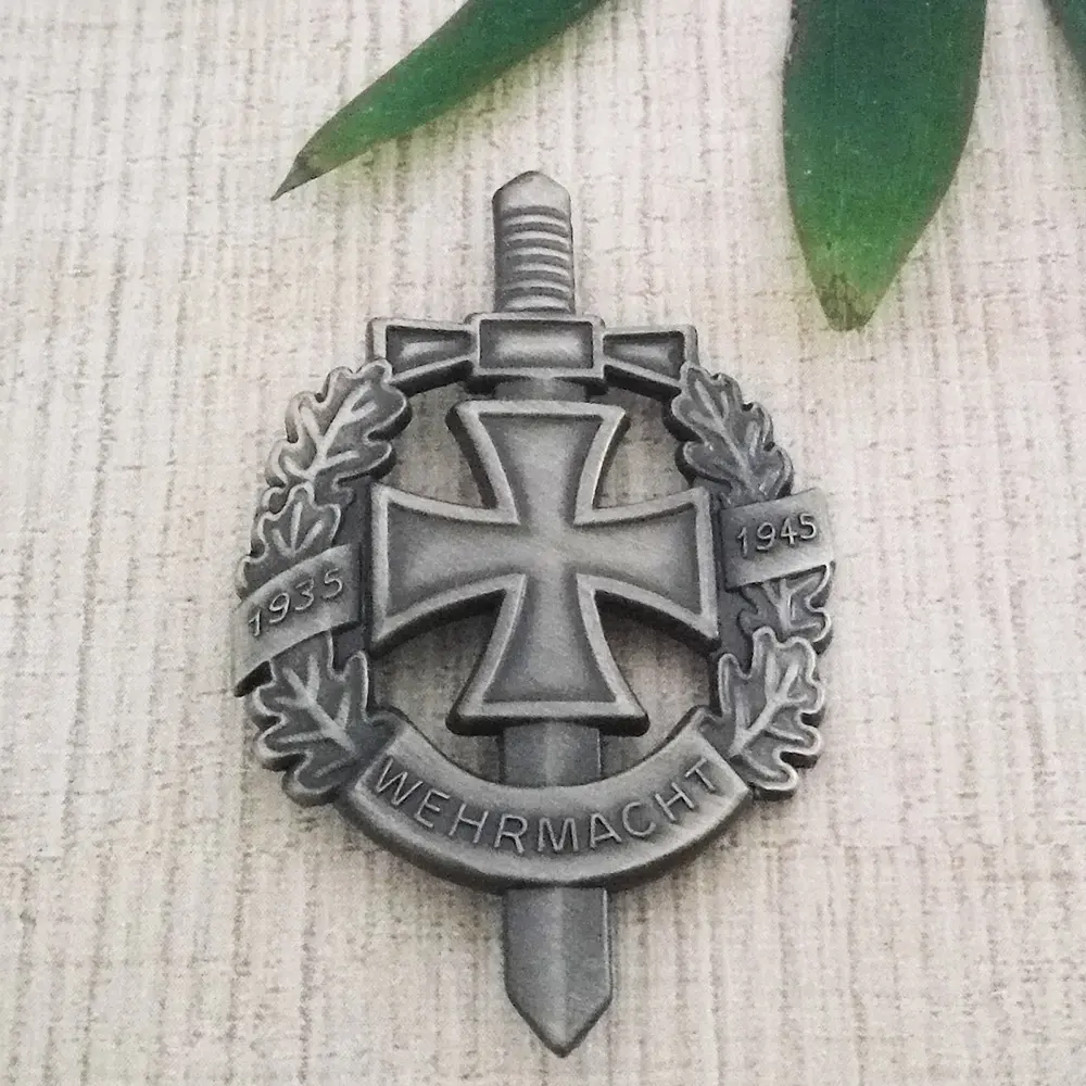 Fait sur commande 3D nickel antique croix épée en forme de badge militaire