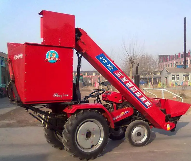 Fresh corn harvester con trattore per la raccolta pannocchie