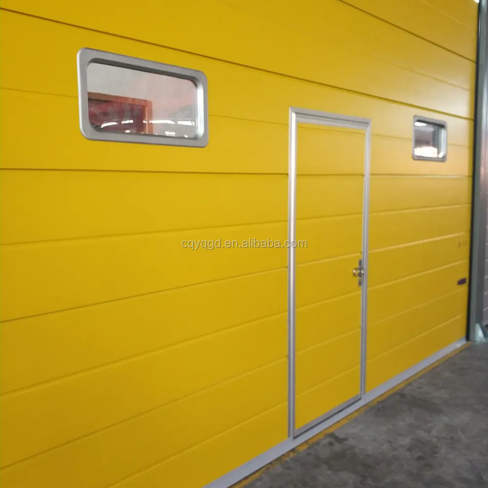 Puerta de garaje elegante con puerta para uso en exteriores