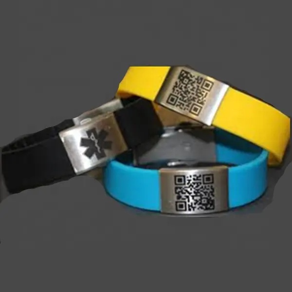Fornitura di fabbrica Logo personalizzato braccialetto personalizzato codice Qr braccialetti in Silicone con piastra metallica