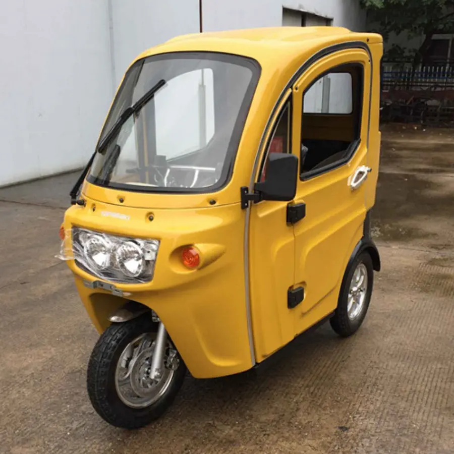 कवर के साथ मोटर चालित tricycle गैस Tuktuk केबिन यात्री के लिए फैक्टरी मूल्य