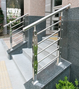 การออกแบบย่างเหล็กที่เรียบง่ายสำหรับระเบียง - Product Image 4