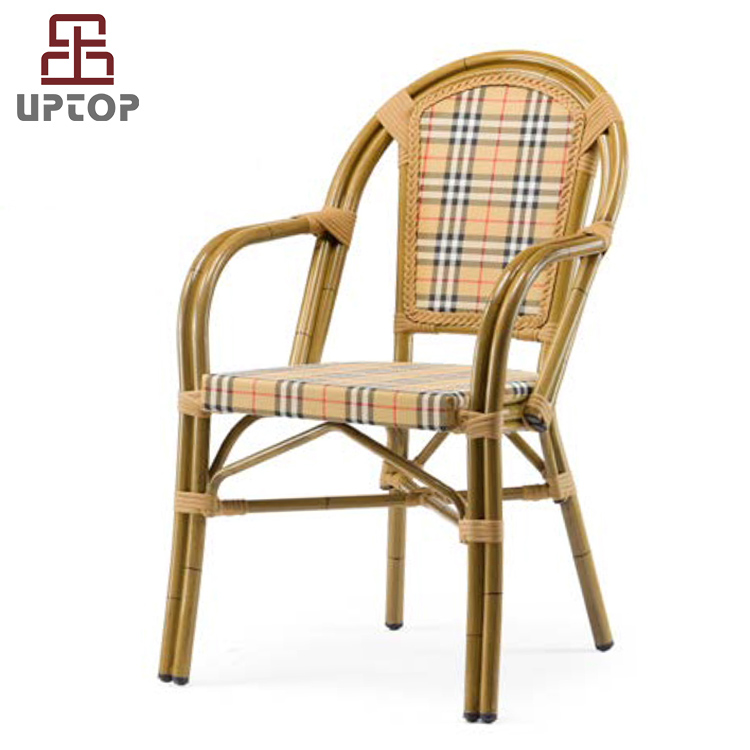 Beaucoup de chaises de rotin de choix de couleur