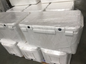 זול custom פלסטיק מבודד קרח תיבת 68L עמיד rotomolded פלסטיק מקפיא דגים מיכל