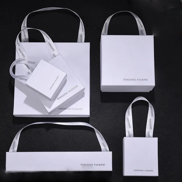 Scatole regalo personalizzate di alta moda Made in china con manici scatola portagioie in carta anello collana braccialetto scatola