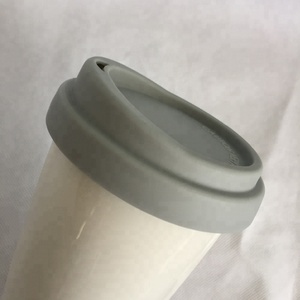 热OEM新月造型食品级灰色可重复使用硅胶咖啡杯盖