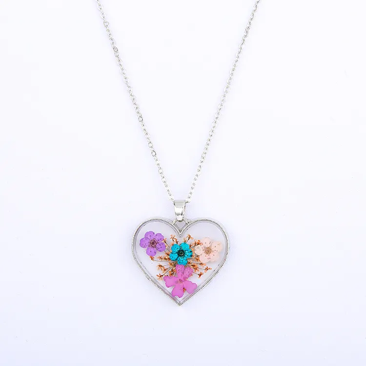 Collier chaîne pour femme vintage avec pendentif en résine et en alliage métallique avec fleurs sèches en forme de cœur en ambre et acrylique pour cadeaux