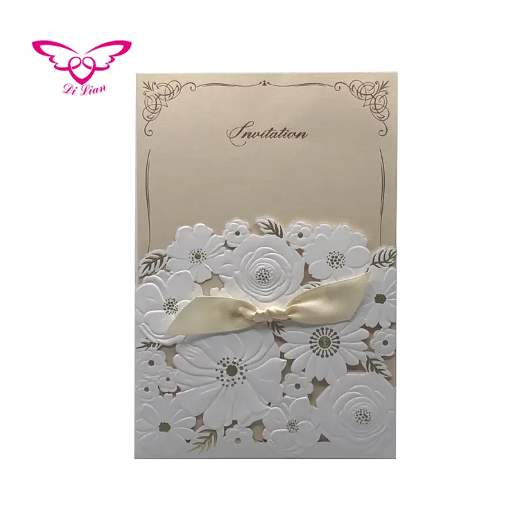 Tarjeta de invitación de corte láser de boda con bolsillo de flores en relieve blanco