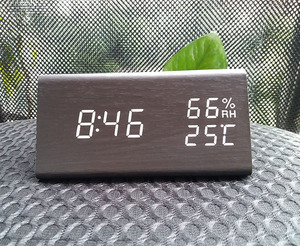 Emf Amazon热卖高品质湿度温度监视器三角木桌LED数字闹钟家用装饰