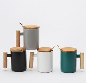 新しいプロモーションアートコーポレートギフトセットカスタムロゴ磁器マグセラミックコーヒーマグセットギフトボックス竹木製ハンドル蓋付き