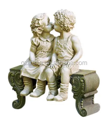 Estatua de jardín besándose niño y niña en banco